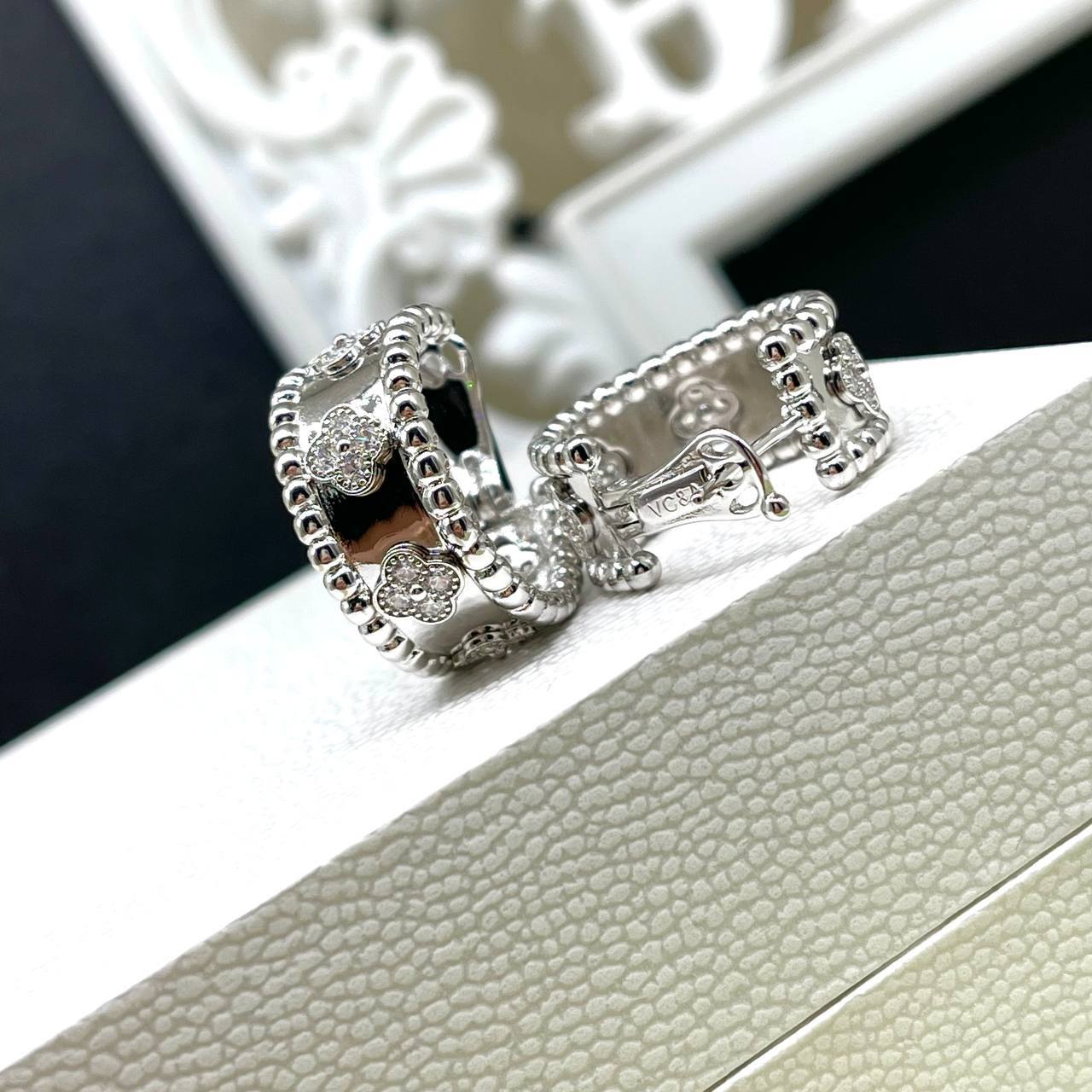 Фото Серьги Van Cleef & Arpels Perlee 1358