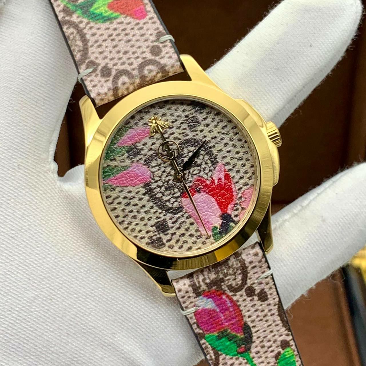 Фото часов Gucci G-Timeless 1569