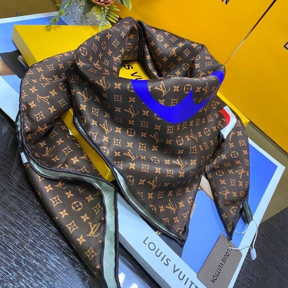 Фото Платок Louis Vuitton Monogram Flower S1357