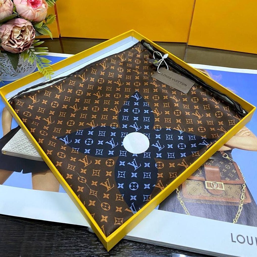 Фото Платок Louis Vuitton Monogram Flower S1357