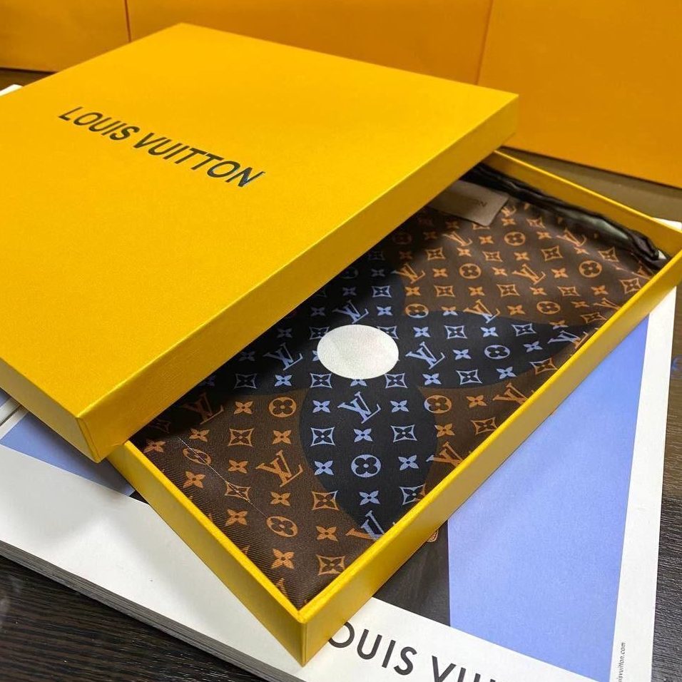 Фото Платок Louis Vuitton Monogram Flower S1357