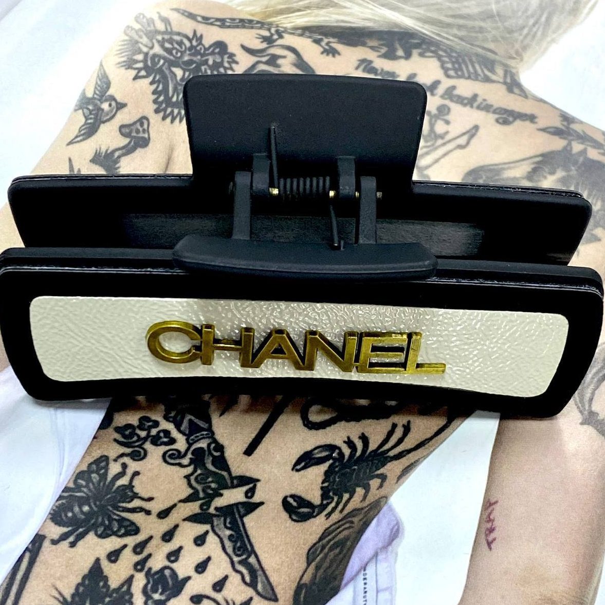 Фото заколки Chanel S1812