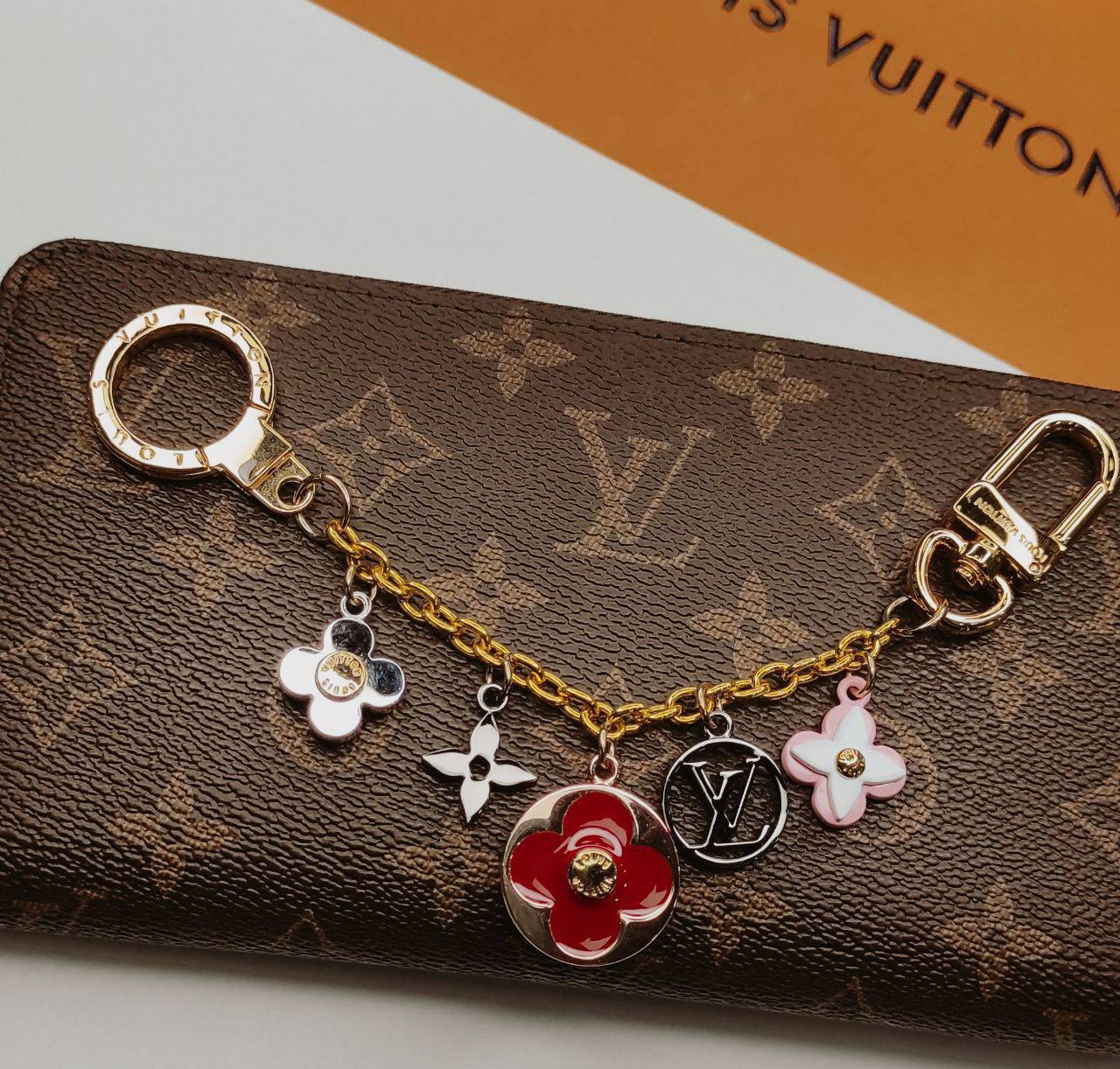 Фото Брелок Louis Vuitton Blooming S2724