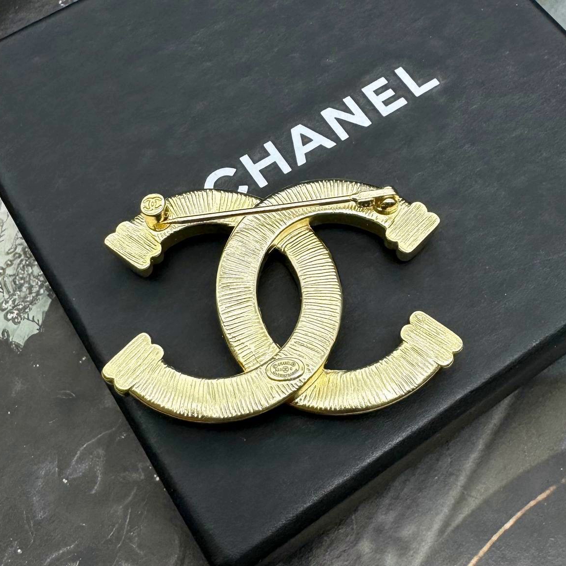 Фото брошь Chanel M1880