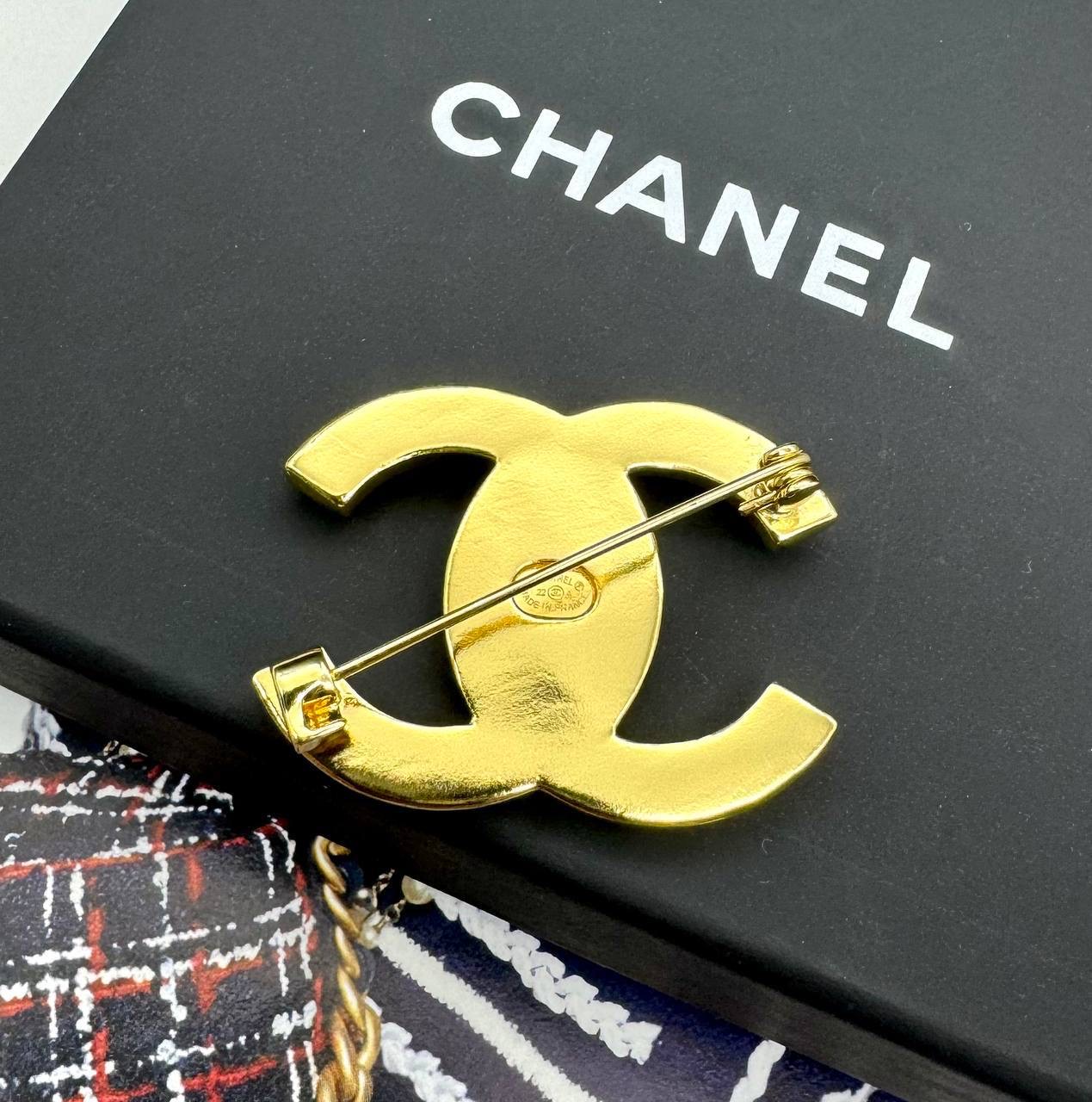 Фото Брошь Chanel Turn-lock B2808