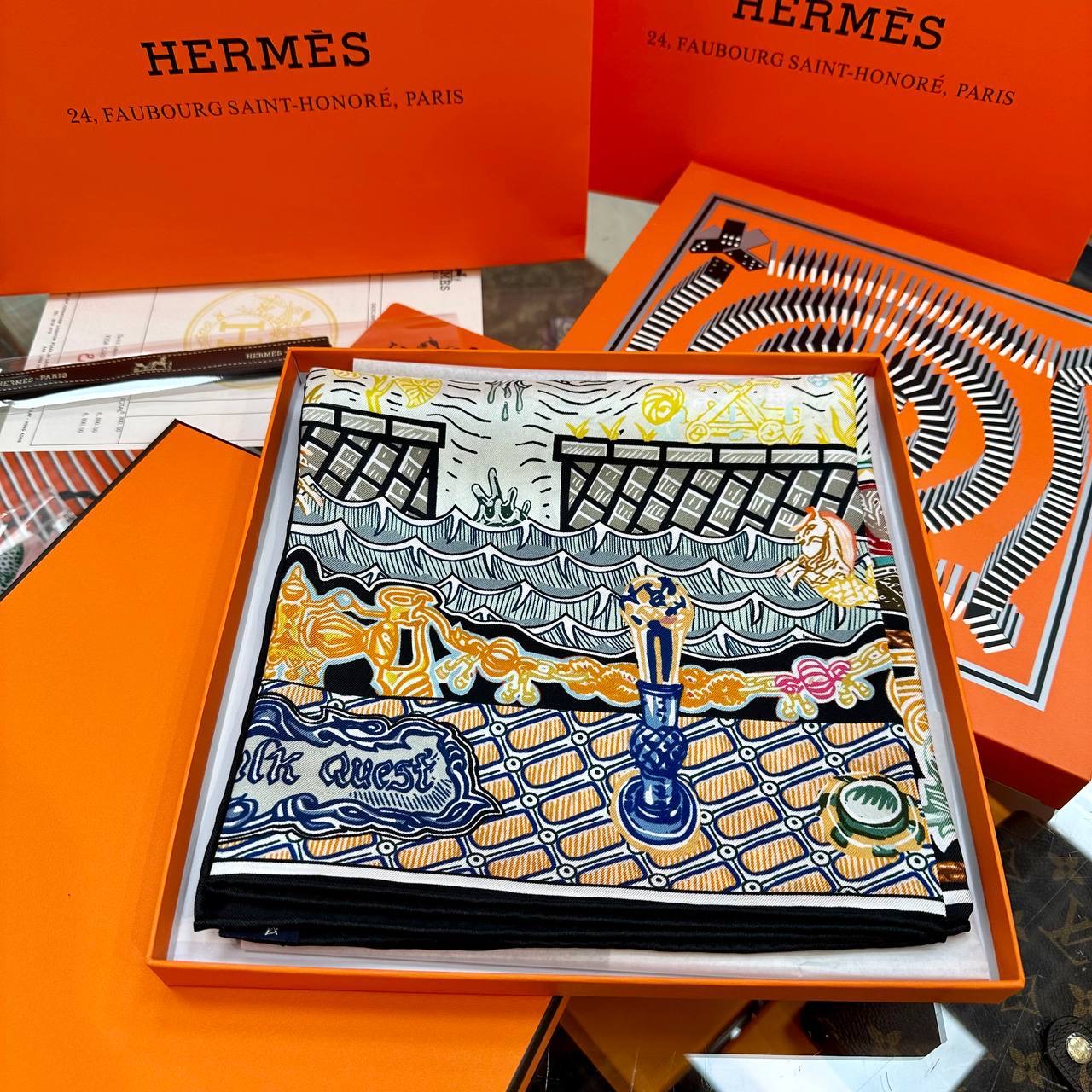 Фото Платок Hermes Super Silk Quest Detail B3122