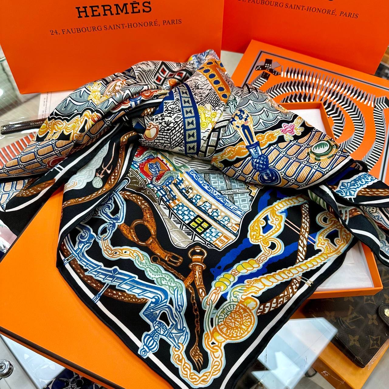 Фото Платок Hermes Super Silk Quest Detail B3122