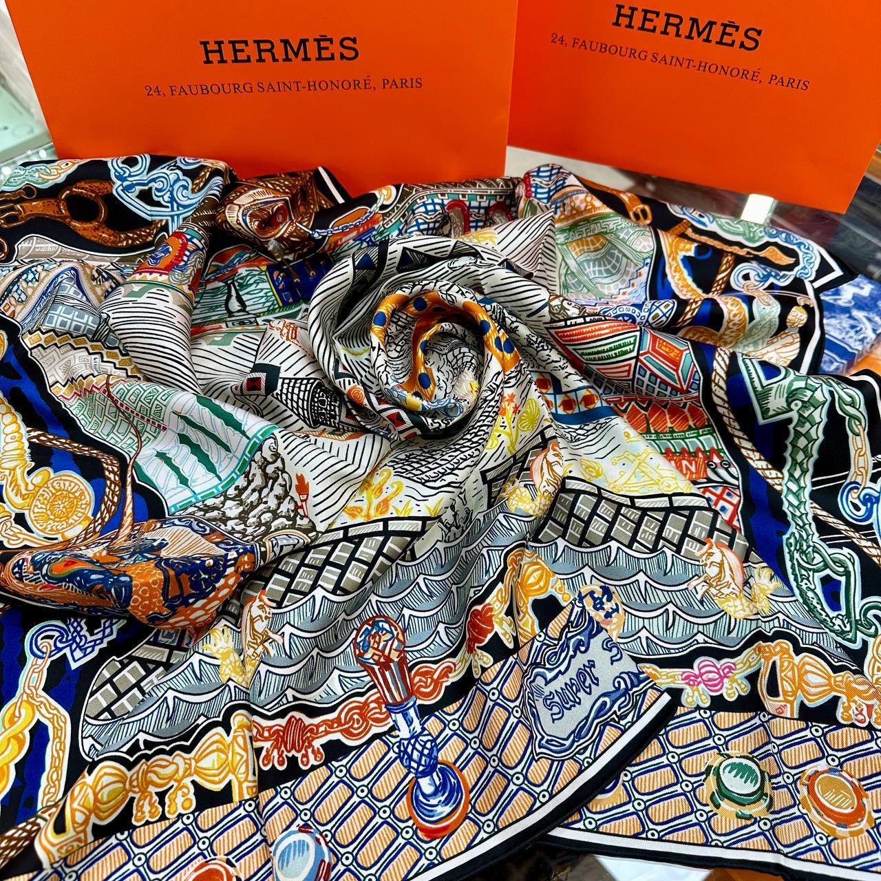 Фото Платок Hermes Super Silk Quest Detail B3122