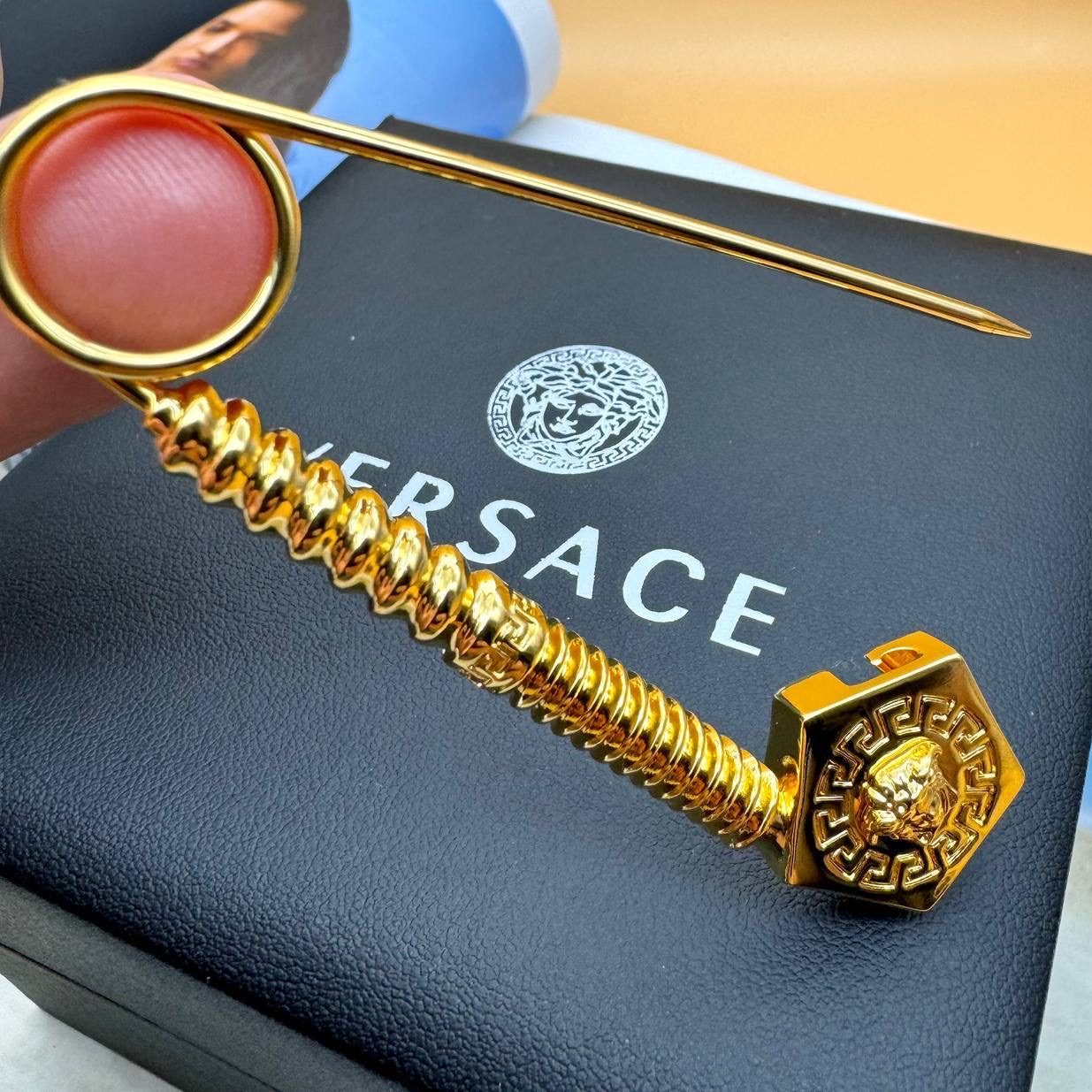 Фото Брошь Versace Safety Pin B3197