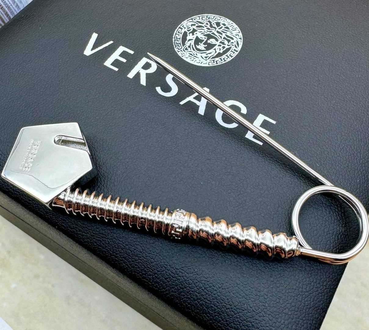 Фото Брошь Versace Safety Pin B3198