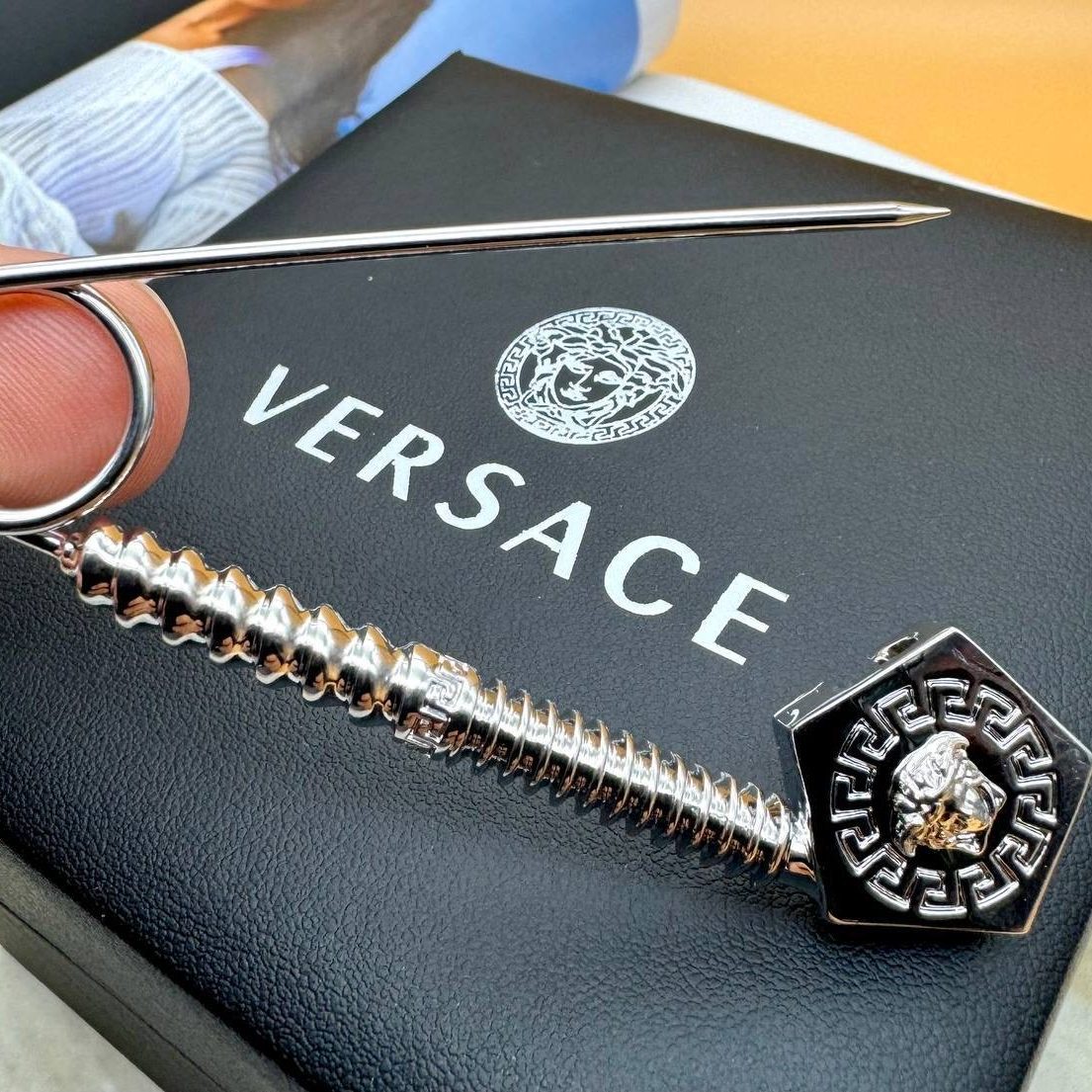 Фото Брошь Versace Safety Pin B3198