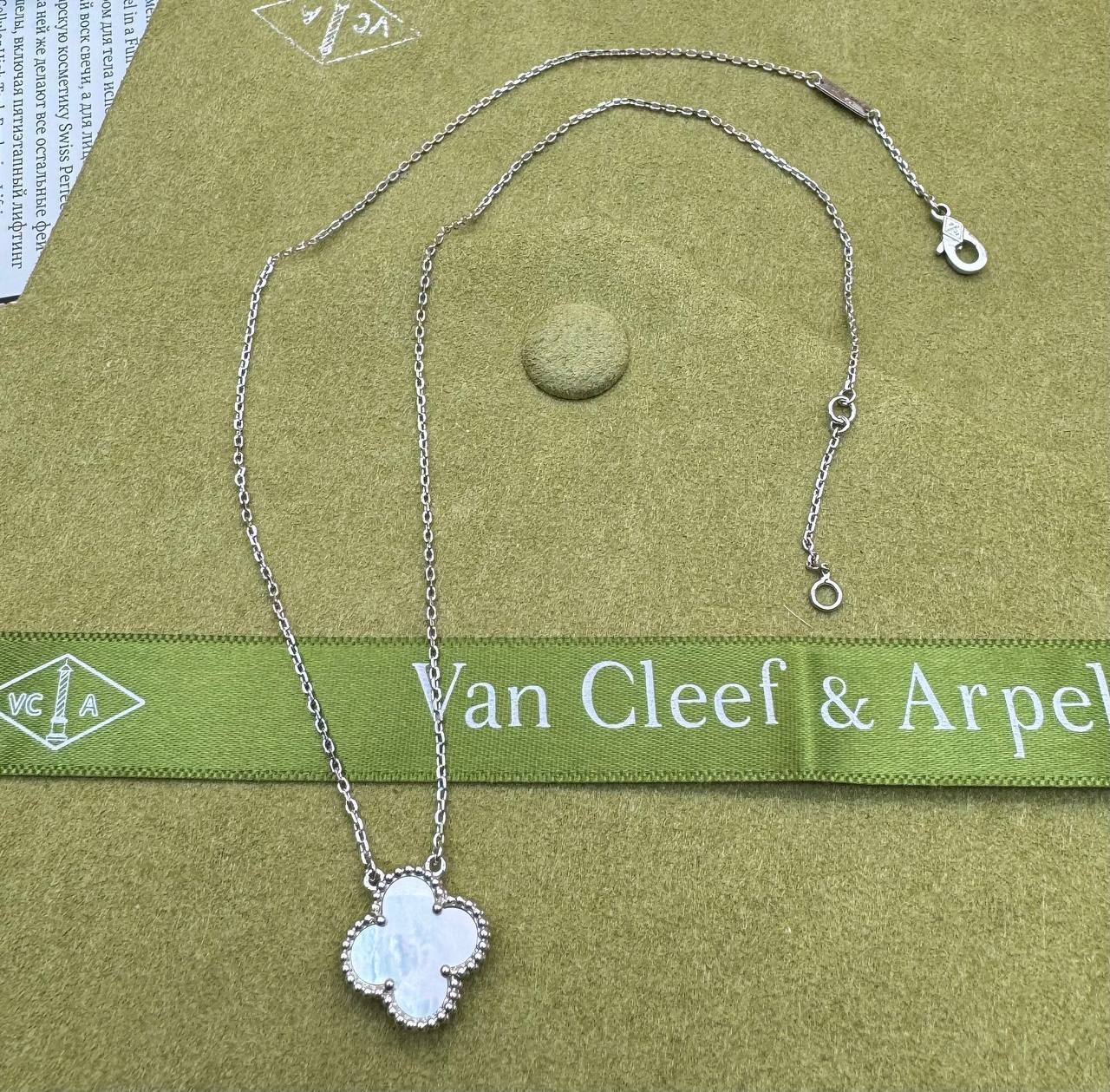 Фото Подвеска на цепочке Van Cleef & Arpels Vintage Alhambra B3678