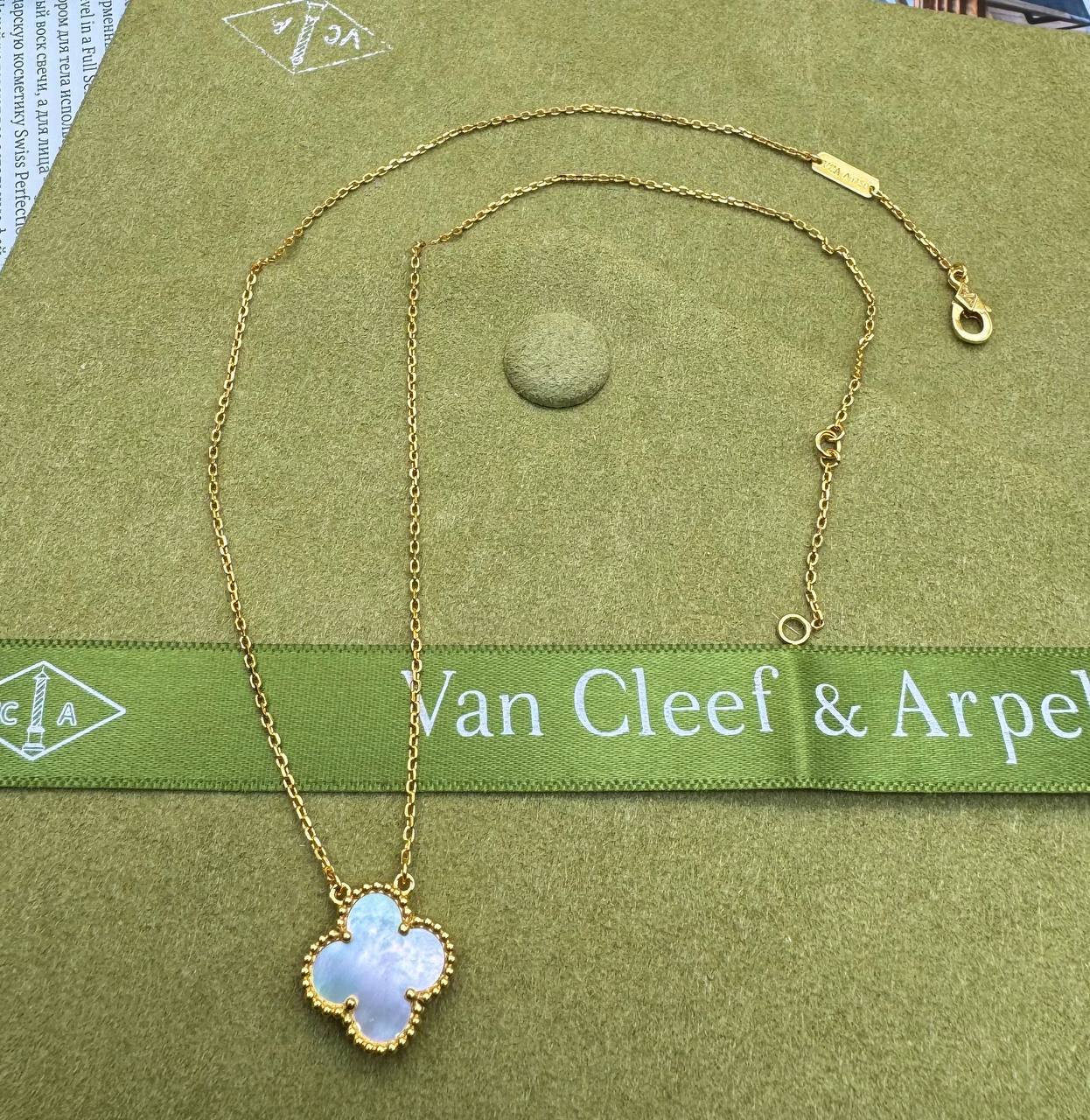 Фото Подвеска на цепочке Van Cleef & Arpels Vintage Alhambra B3679