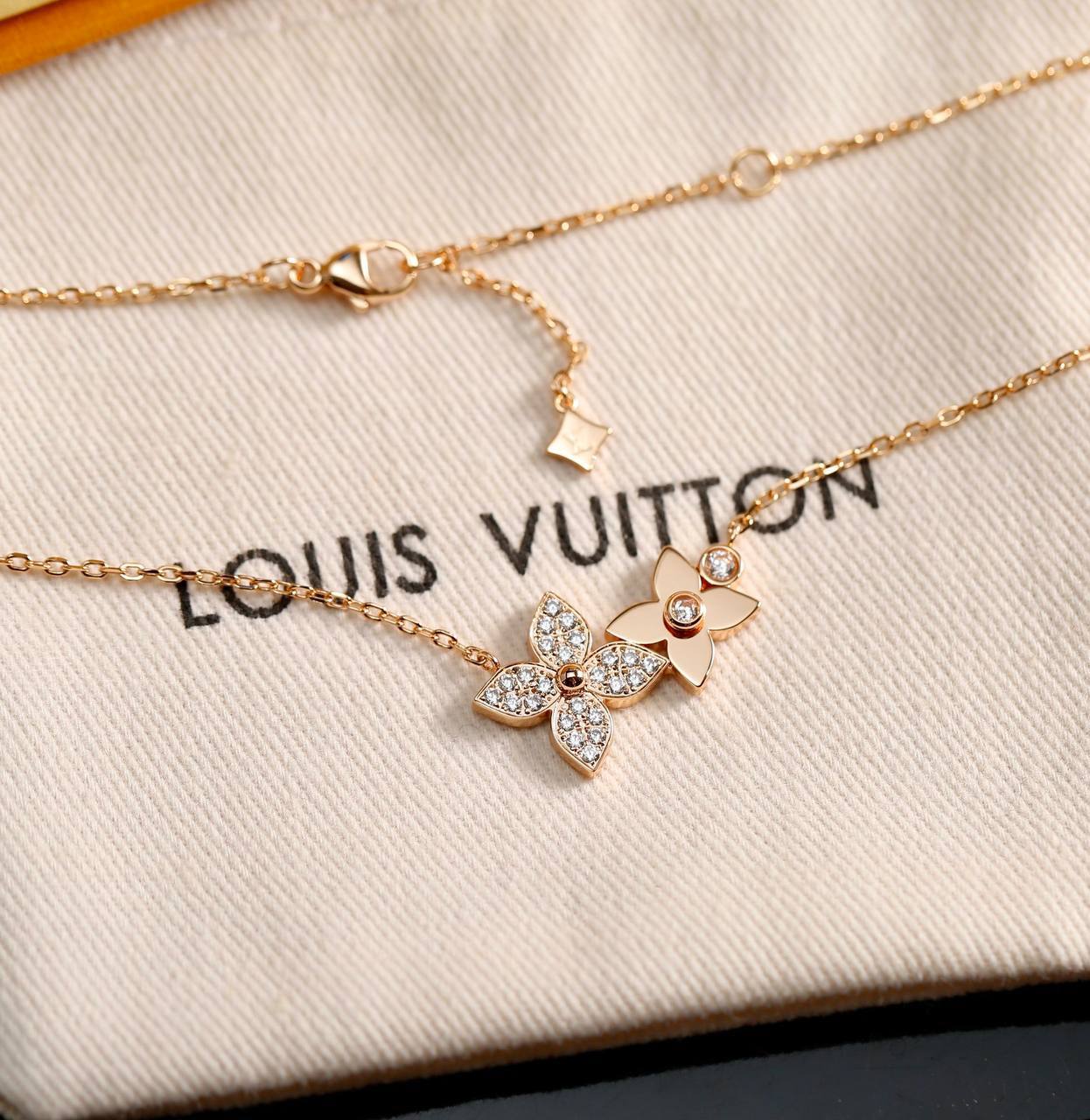 Фото Колье Louis Vuitton Blossom S4794