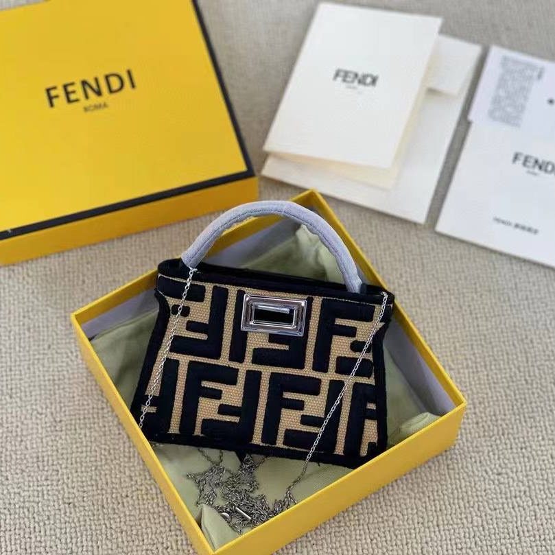 Фото Мини-сумочка Fendi B4027