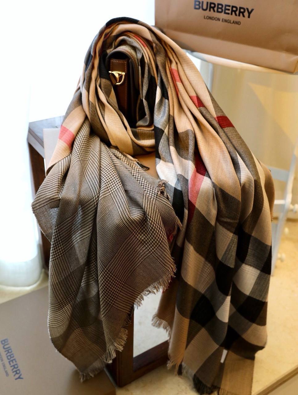 Фото Палантин Burberry Check B3996