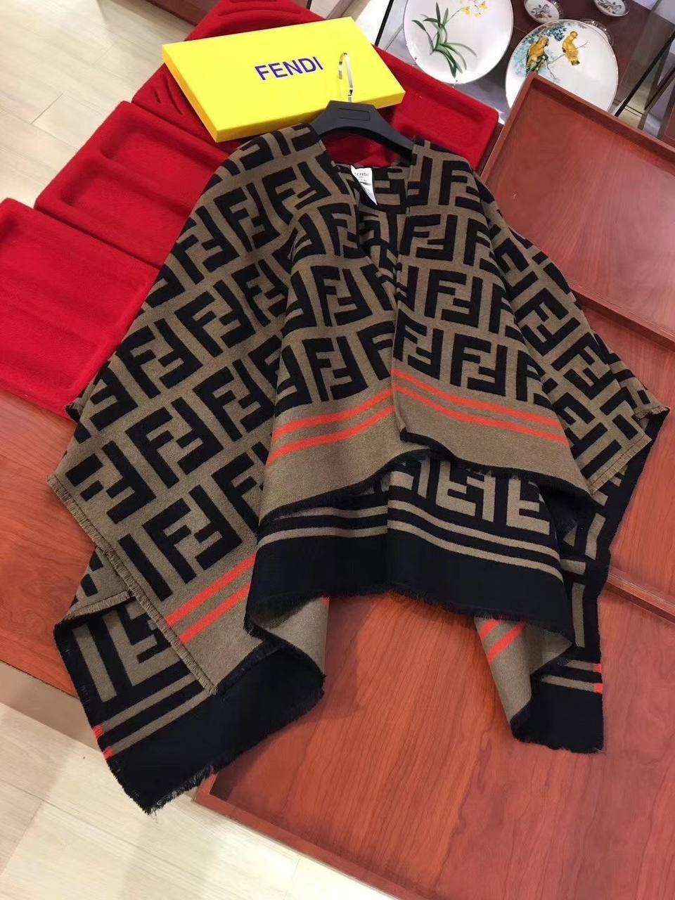 Фото Пончо Fendi FF S5760