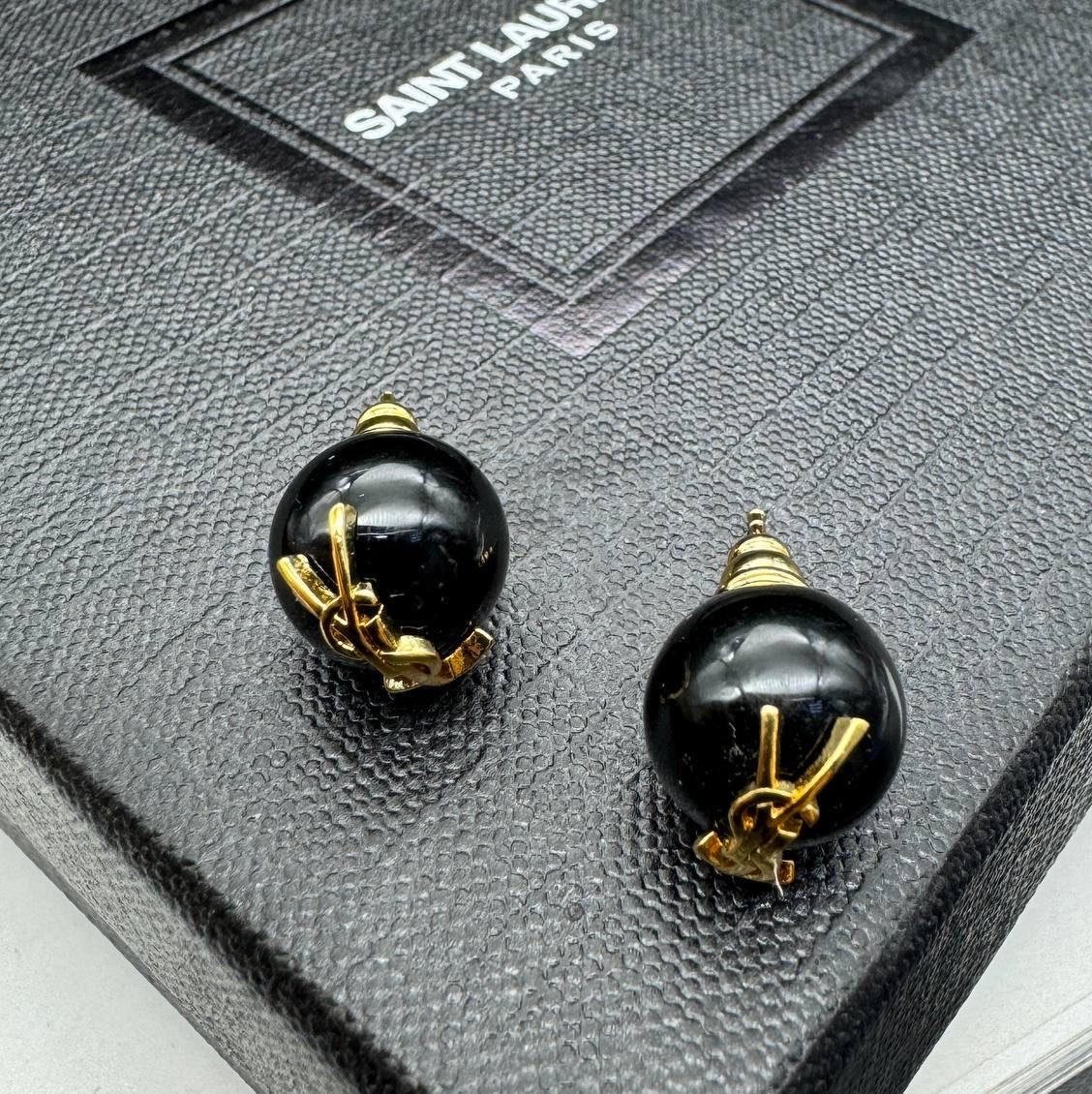 Фото Серьги Yves Saint Laurent Cassandre Pearl B4471