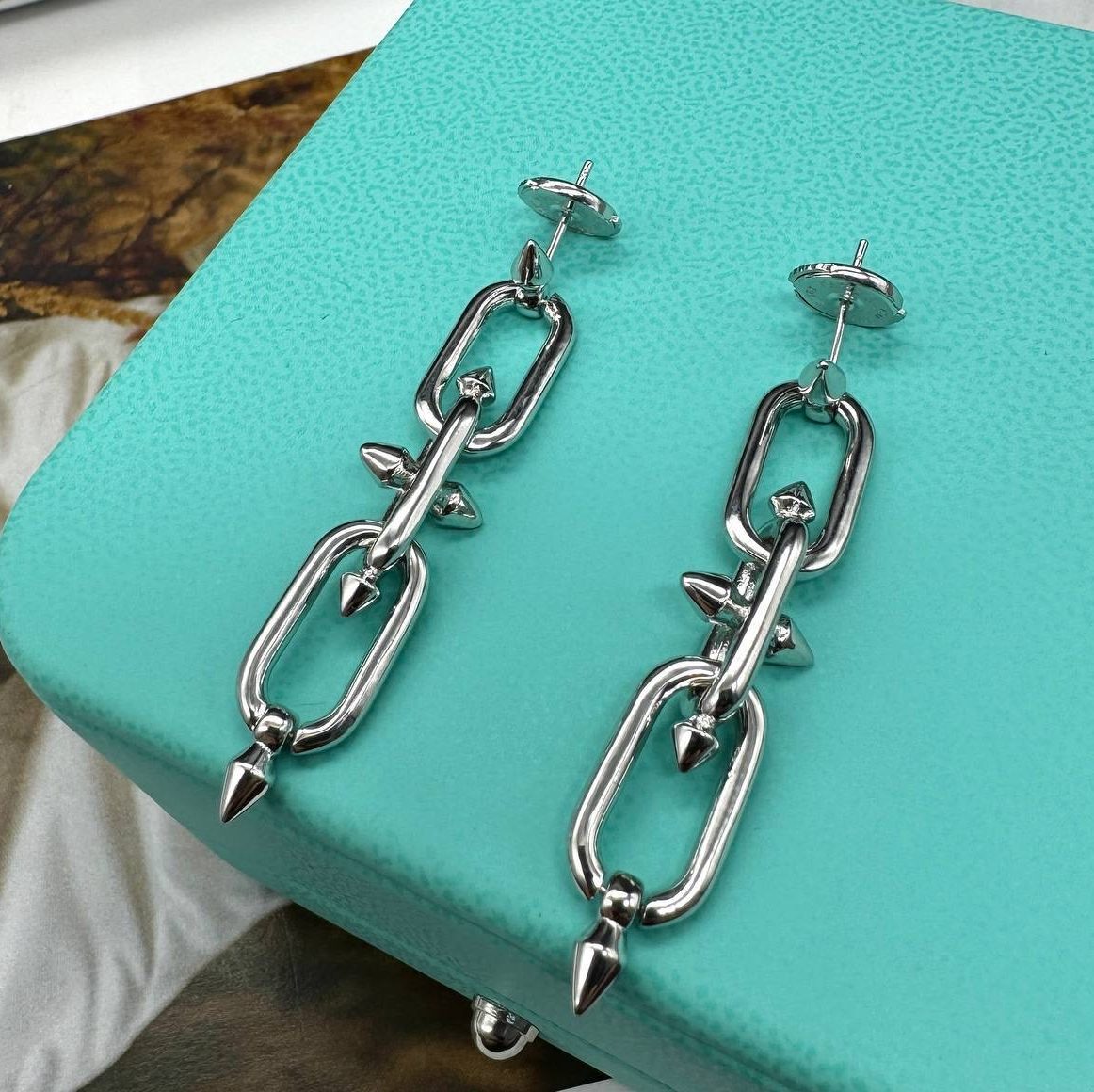 Фото Серьги Tiffany & Co Titan by Pharrell Williams B4549