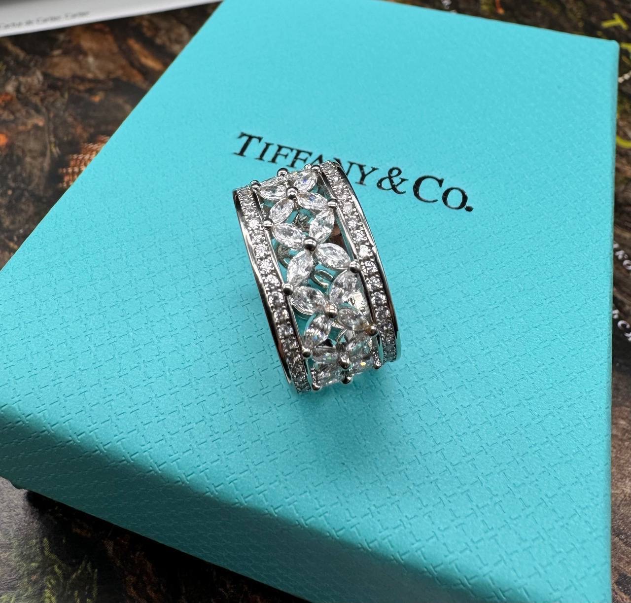 Фото Кольцо Tiffany & Co Victoria B4852