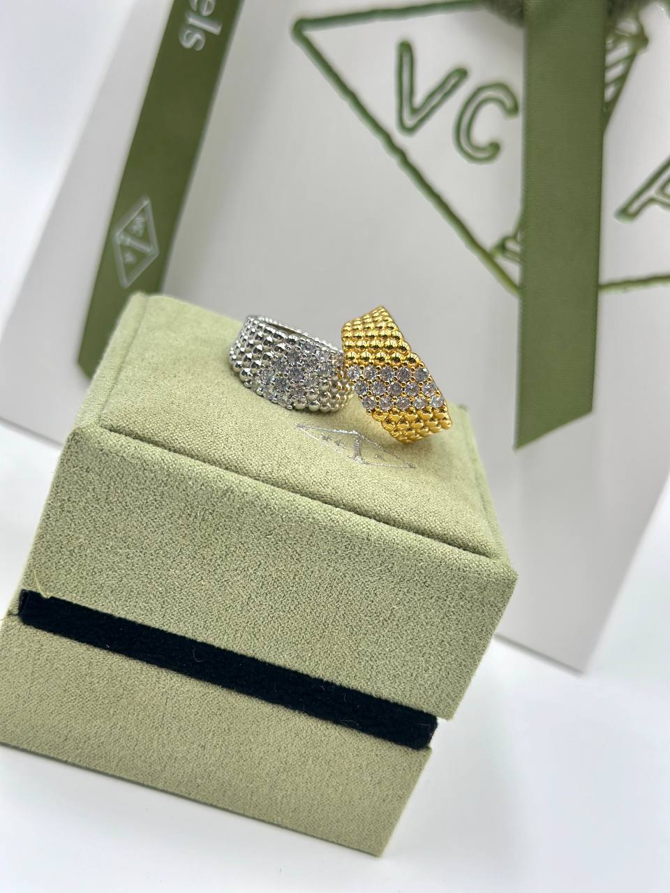 Фото Кольцо Van Cleef & Arpels Perlee S6413