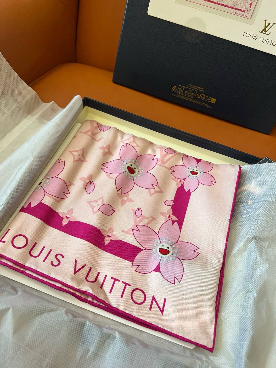 Фото Платок Louis Vuitton LV x TM Monogram Cherry Blossom Square 70 S7591