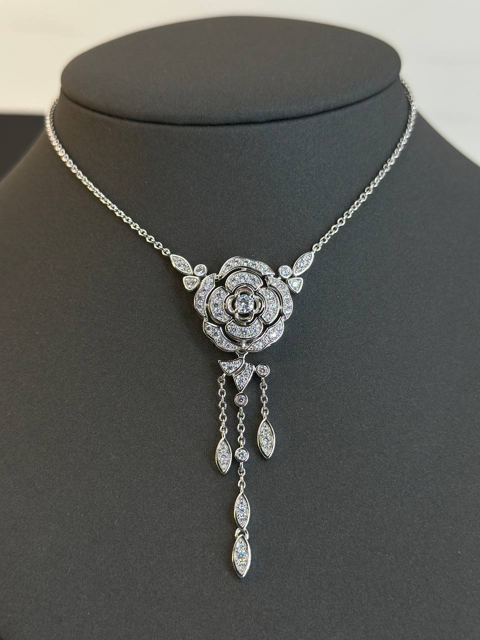 Фото Колье Chanel Bouton de Camélia S8112