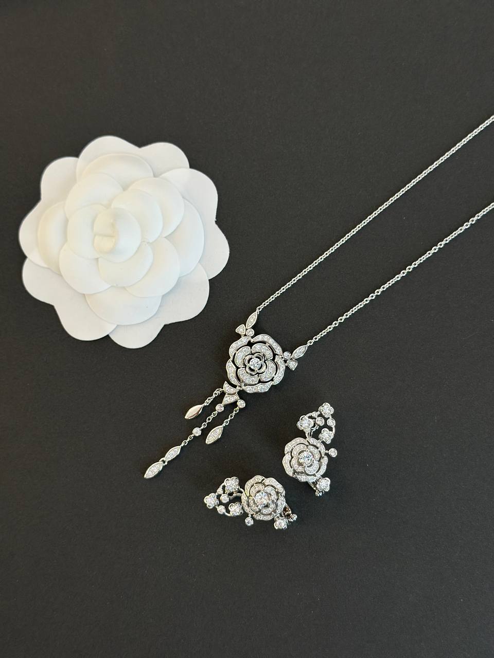 Фото Колье Chanel Bouton de Camélia S8112