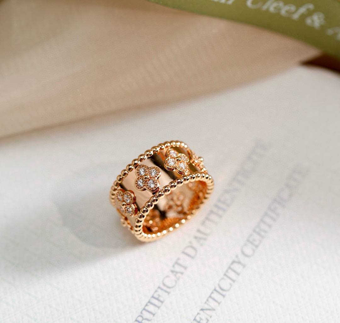 Фото Кольцо Van Cleef & Arpels Perlée Clover S8380