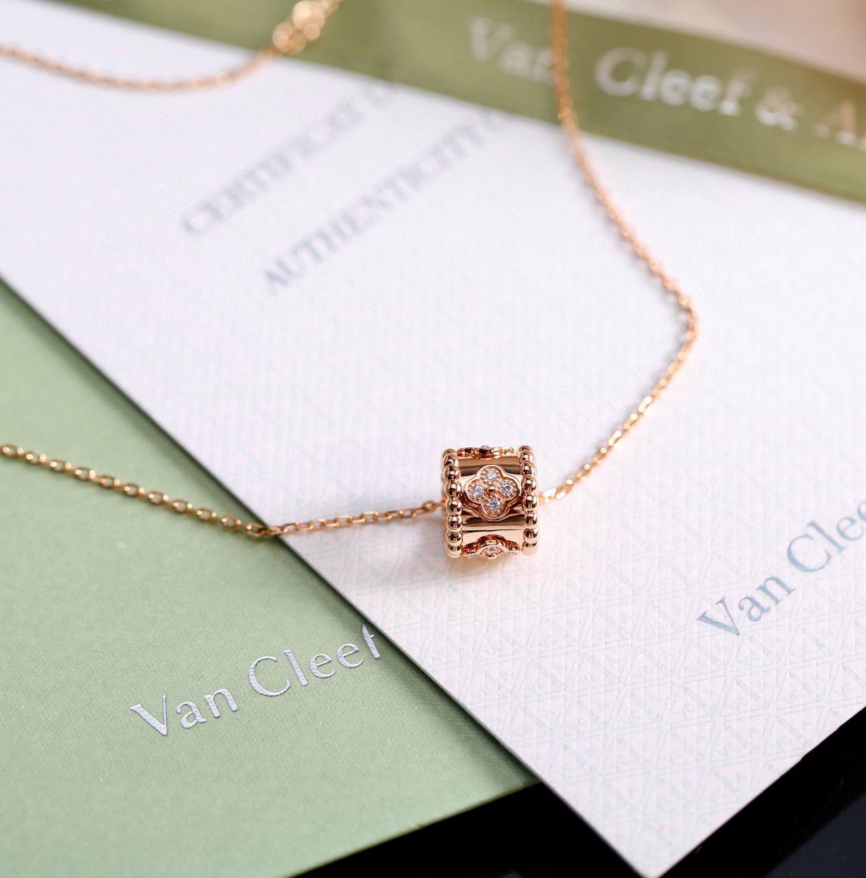 Фото Колье Van Cleef & Arpels Perlée Clover S8382