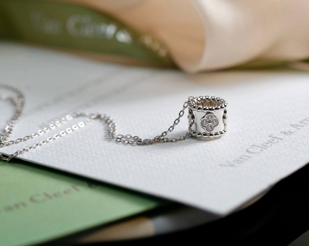Фото Колье Van Cleef & Arpels Perlée Clover S8381
