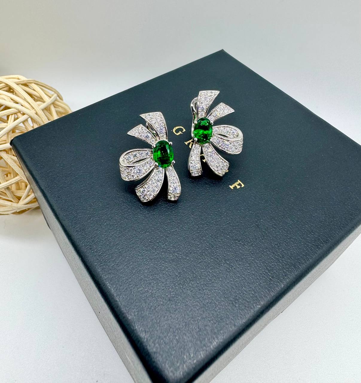 Фото Серьги Graff Tilda's Bow S8427
