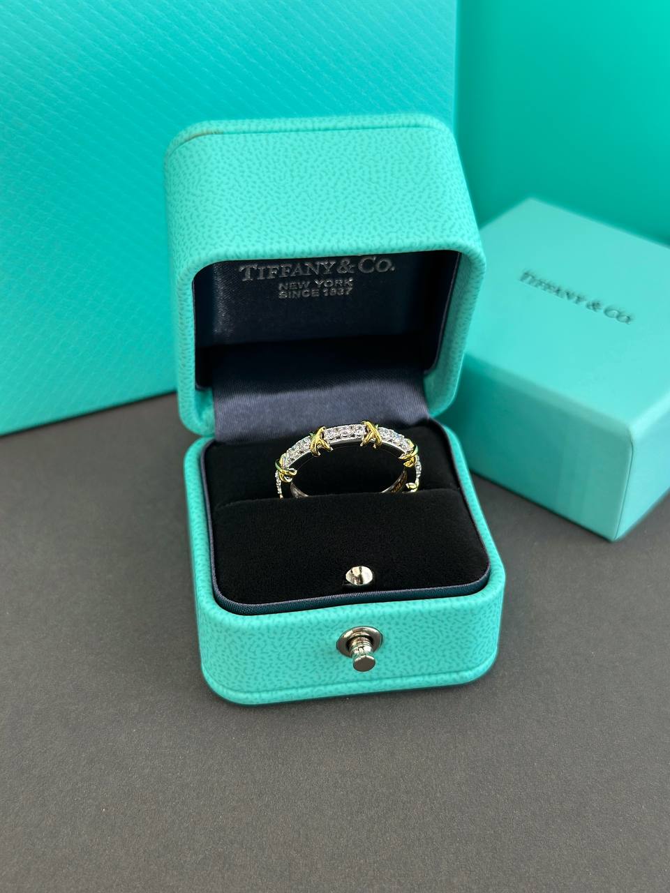 Фото Кольцо Tiffany & Co Sixteen Stone S8519