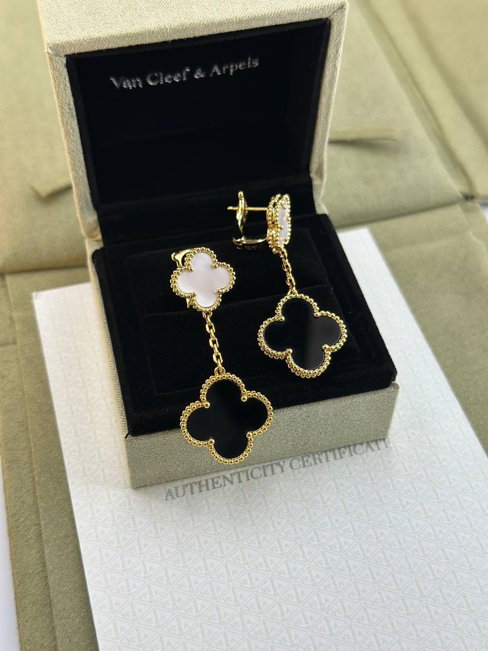 Фото Серьги Van Cleef & Arpels Magic Alhambra S8535