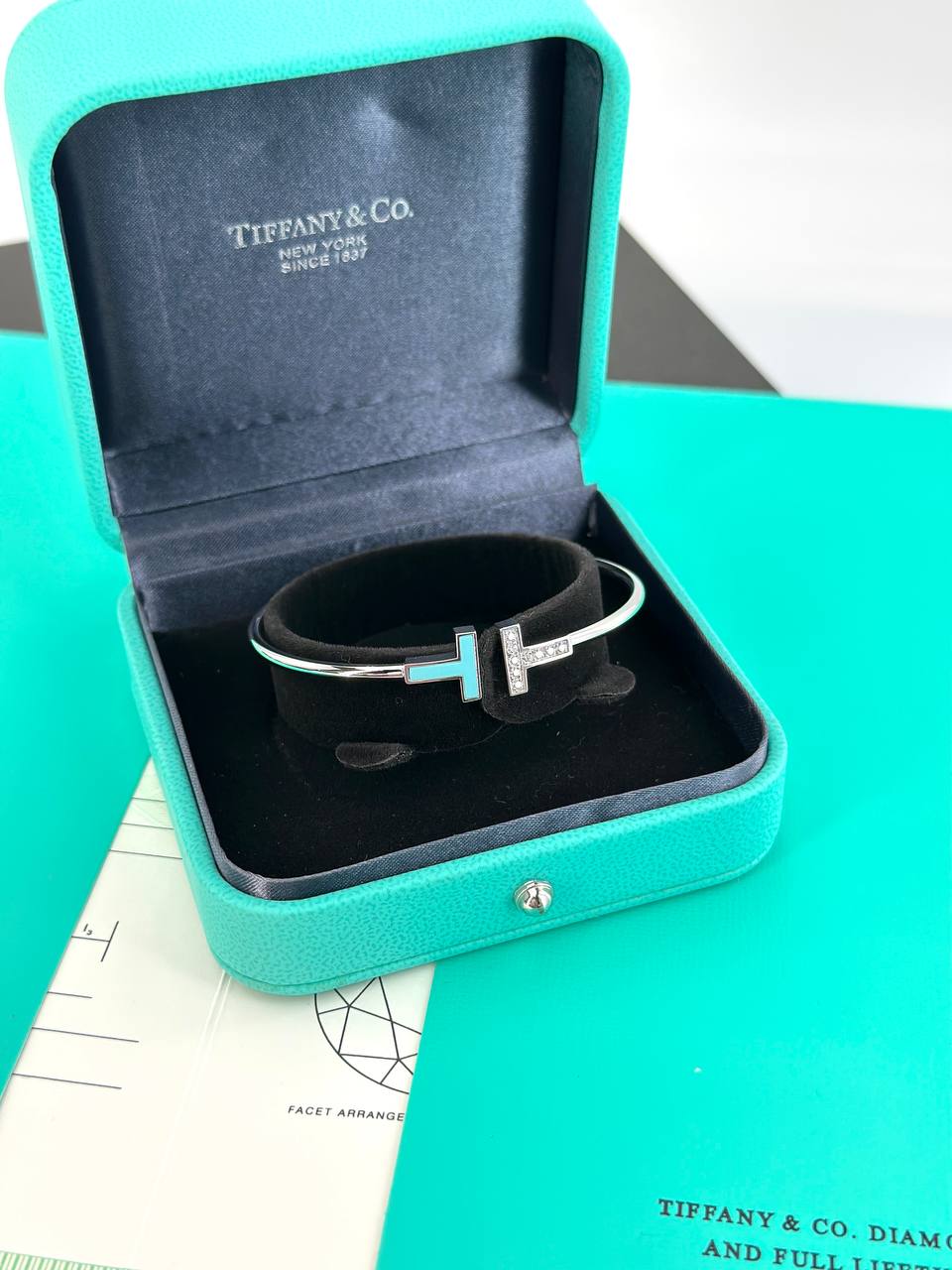 Фото Браслет Tiffany & Co T Wire S8816