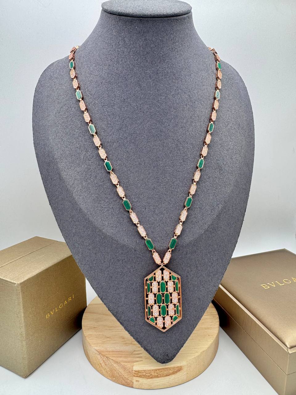 Фото Колье Bvlgari Serpenti S9263