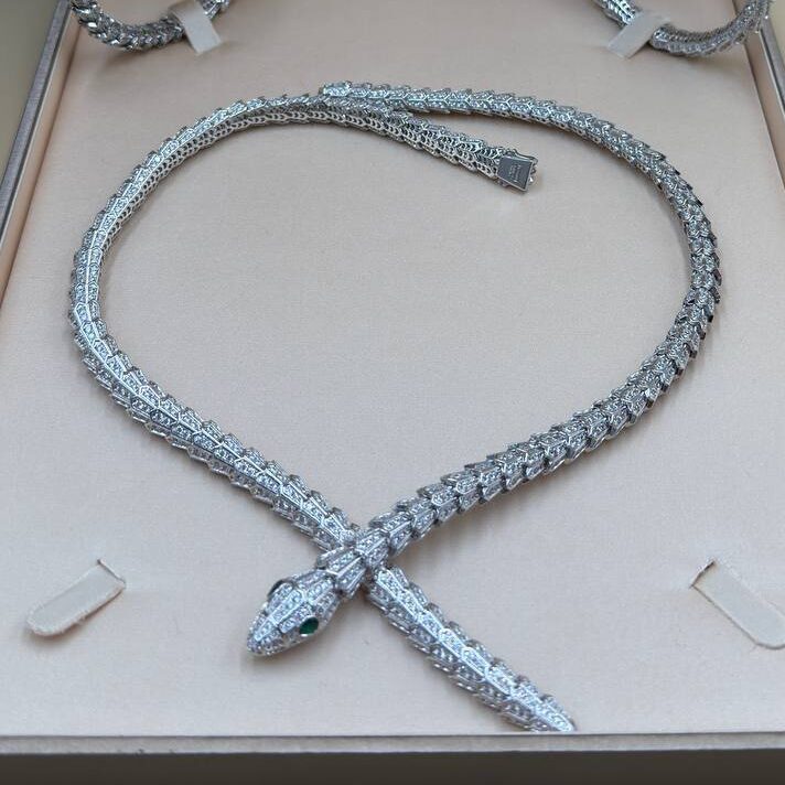 Фото Колье Bvlgari Serpenti S9469