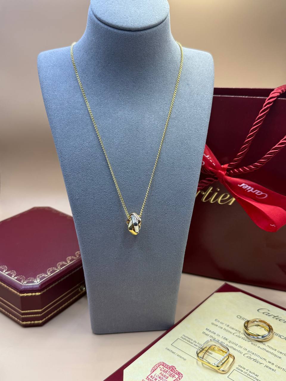 Фото Колье Cartier Trinity Cushion S9543