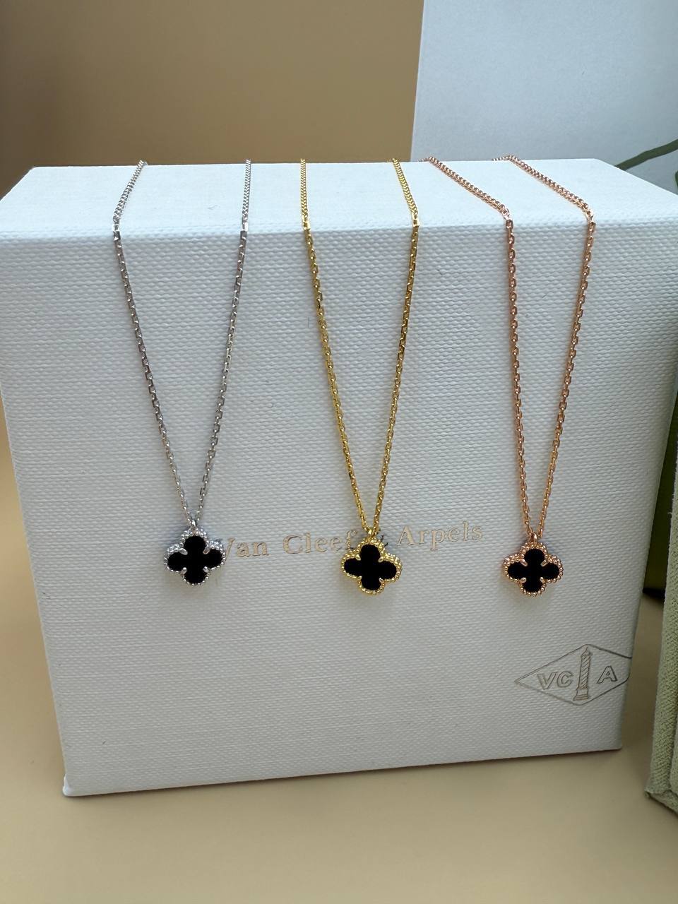 Фото Подвеска на цепочке Van Cleef & Arpels Sweet Alhambra S9560