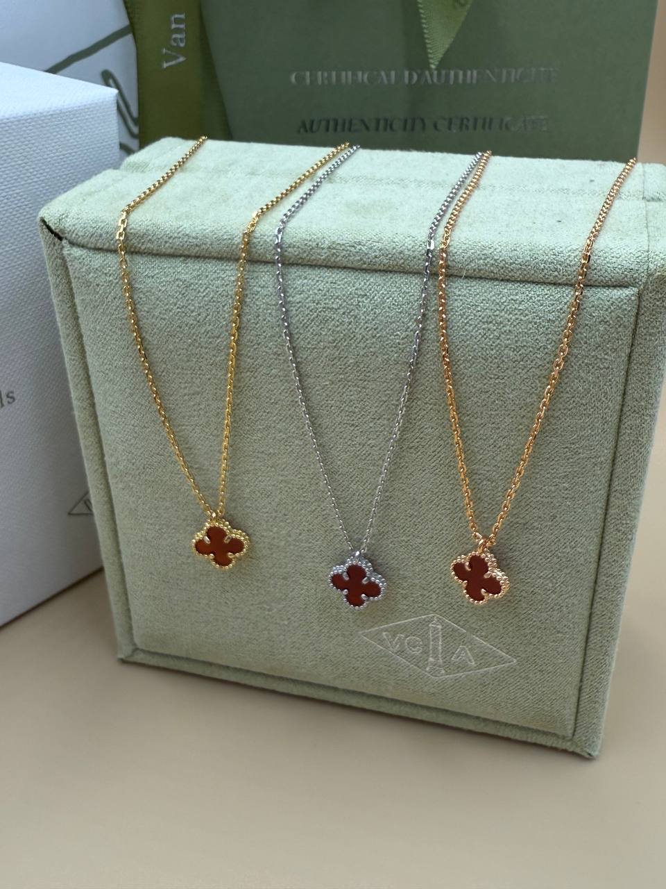 Фото Подвеска на цепочке Van Cleef & Arpels Sweet Alhambra S9560