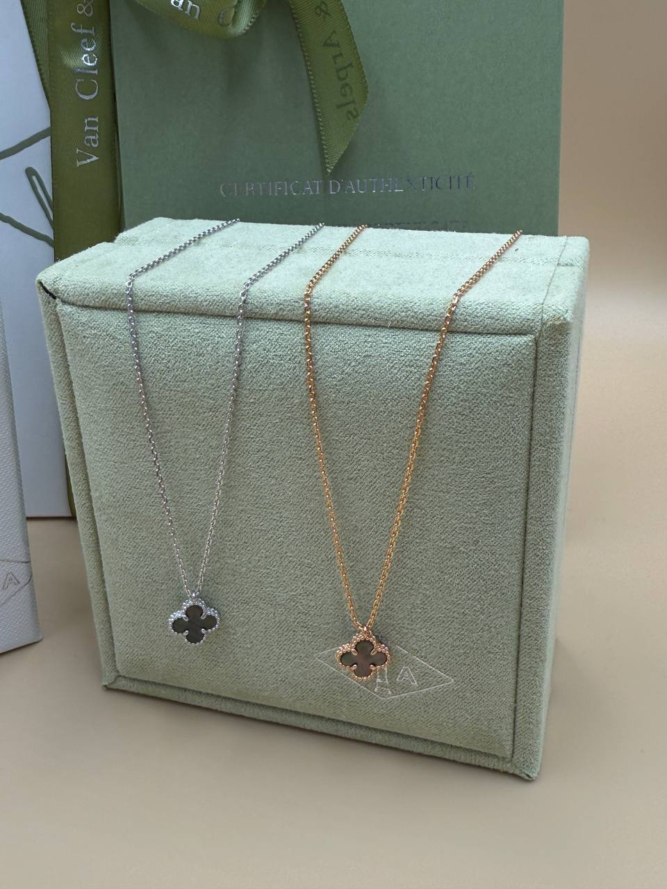 Фото Подвеска на цепочке Van Cleef & Arpels Sweet Alhambra S9562