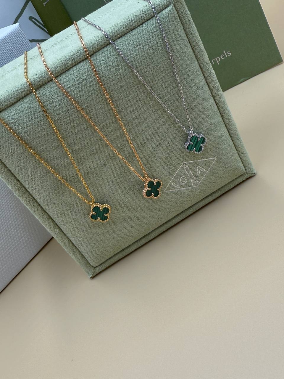 Фото Подвеска на цепочке Van Cleef & Arpels Sweet Alhambra S9563