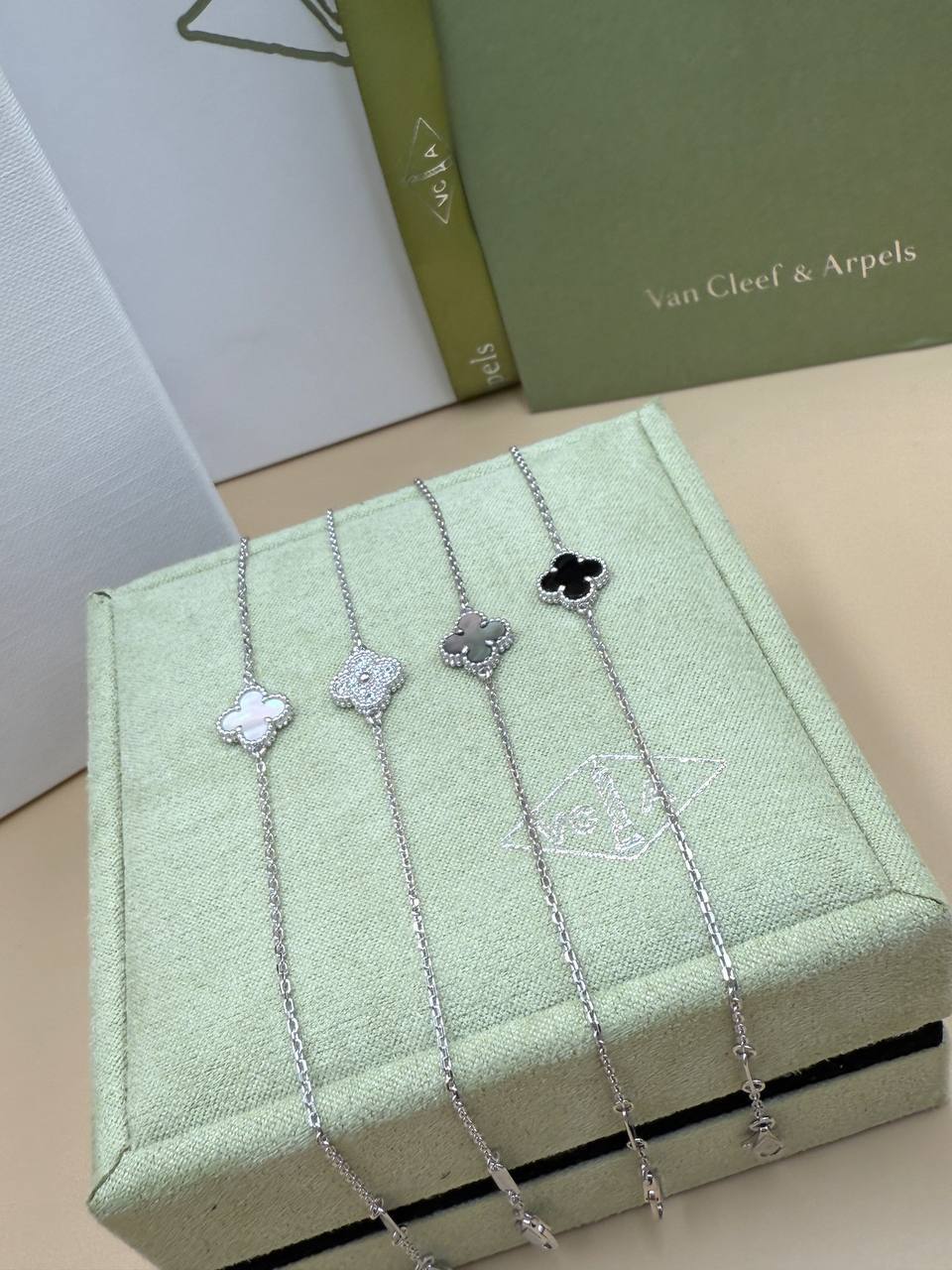 Фото Браслет Van Cleef & Arpels Sweet Alhambra S9565