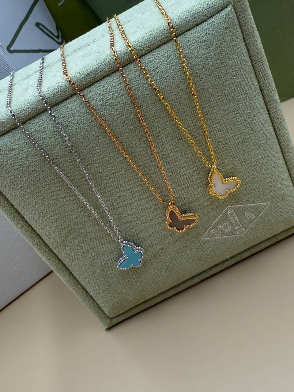 Фото Подвеска на цепочке Van Cleef & Arpels Sweet Butterflies S9566