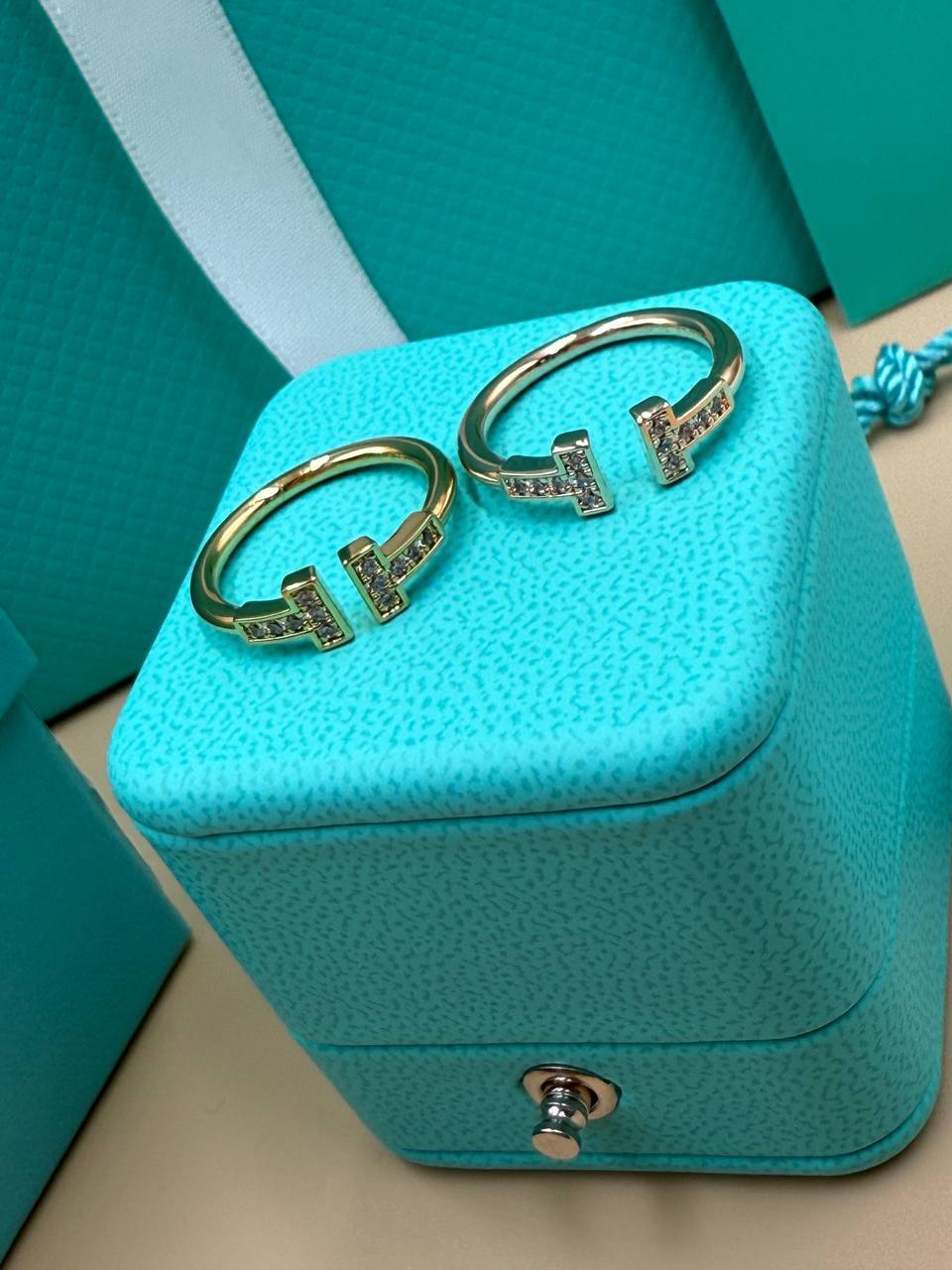 Фото Кольцо Tiffany & Co T Wire S9568