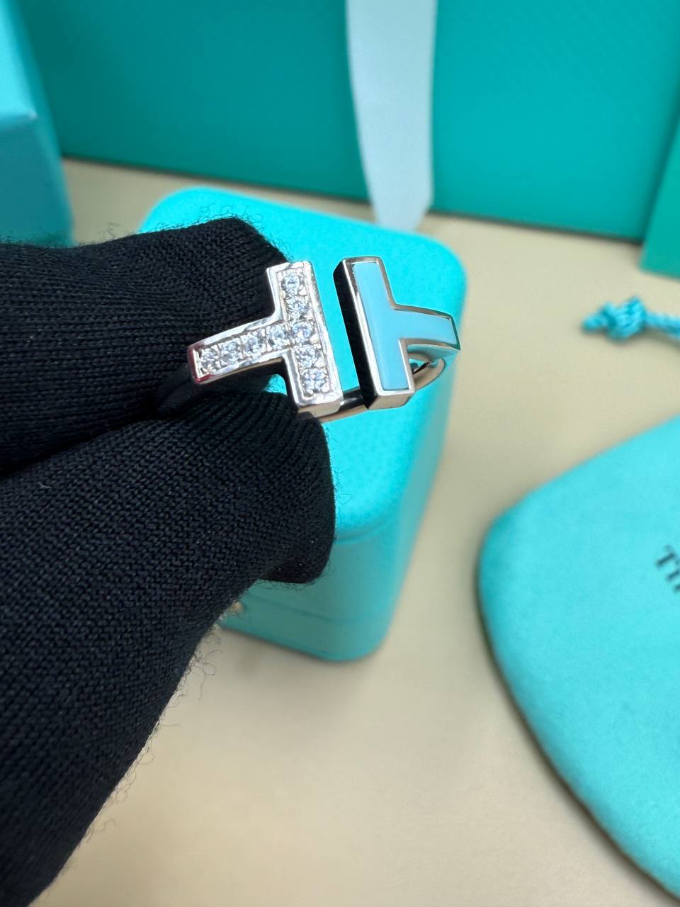 Фото Кольцо Tiffany & Co T Wire S9570