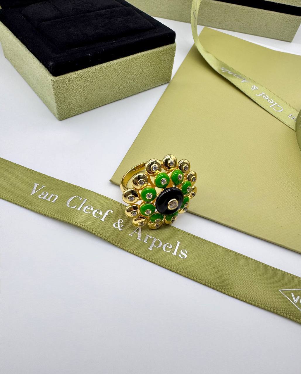 Фото Кольцо Van Cleef & Arpels Bouton d'Or S9768