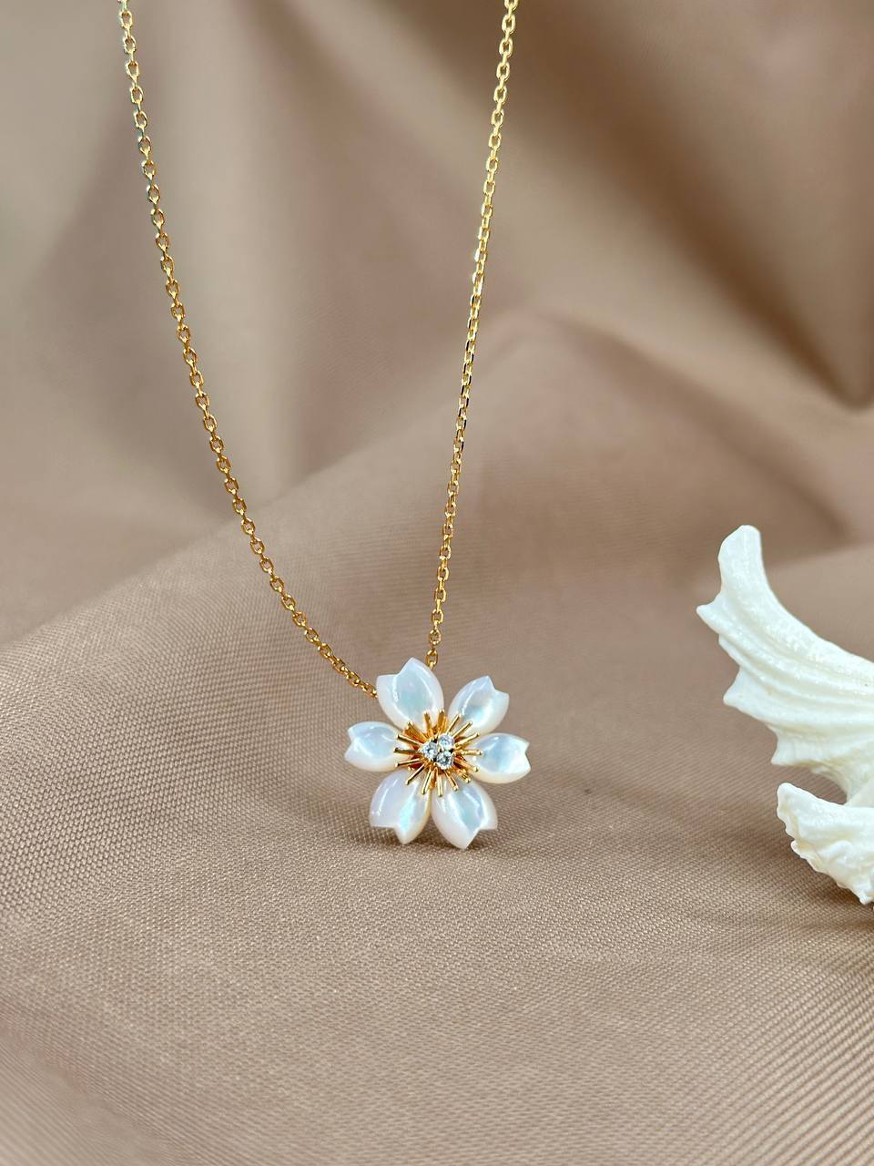 Фото Колье Van Cleef & Arpels Rose de Noёl S9879