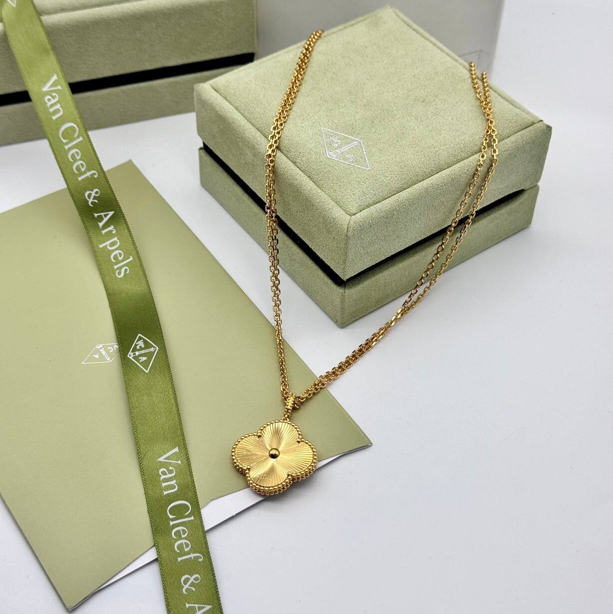 Фото Колье Van Cleef & Arpels Alhambra B5375