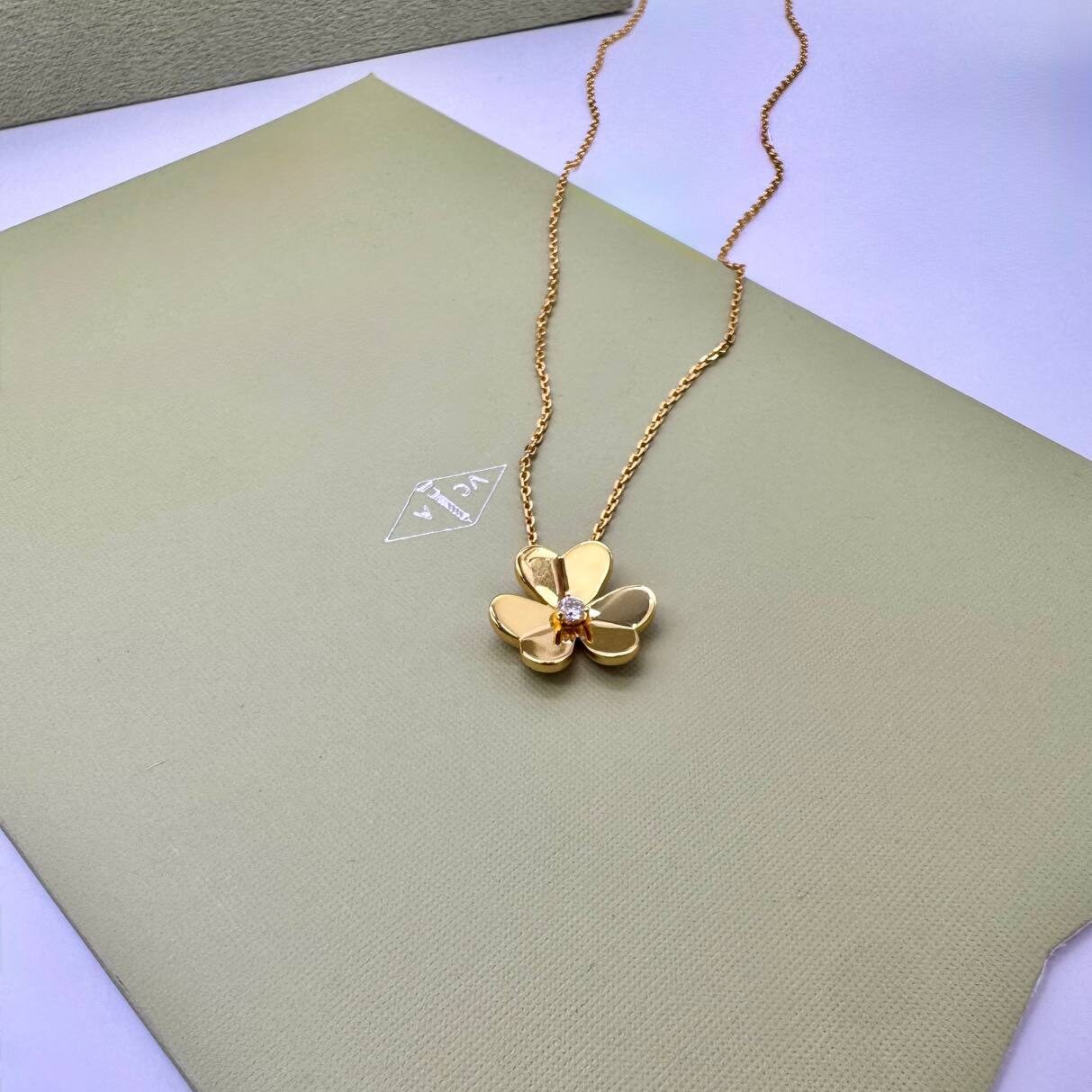 Фото Колье Van Cleef & Arpels Frivole B5376